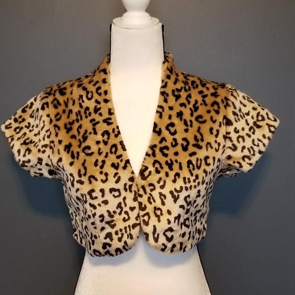 Gracia Jackets & Blazers - GRACIA Furry Animal print cropped jacket NWT!